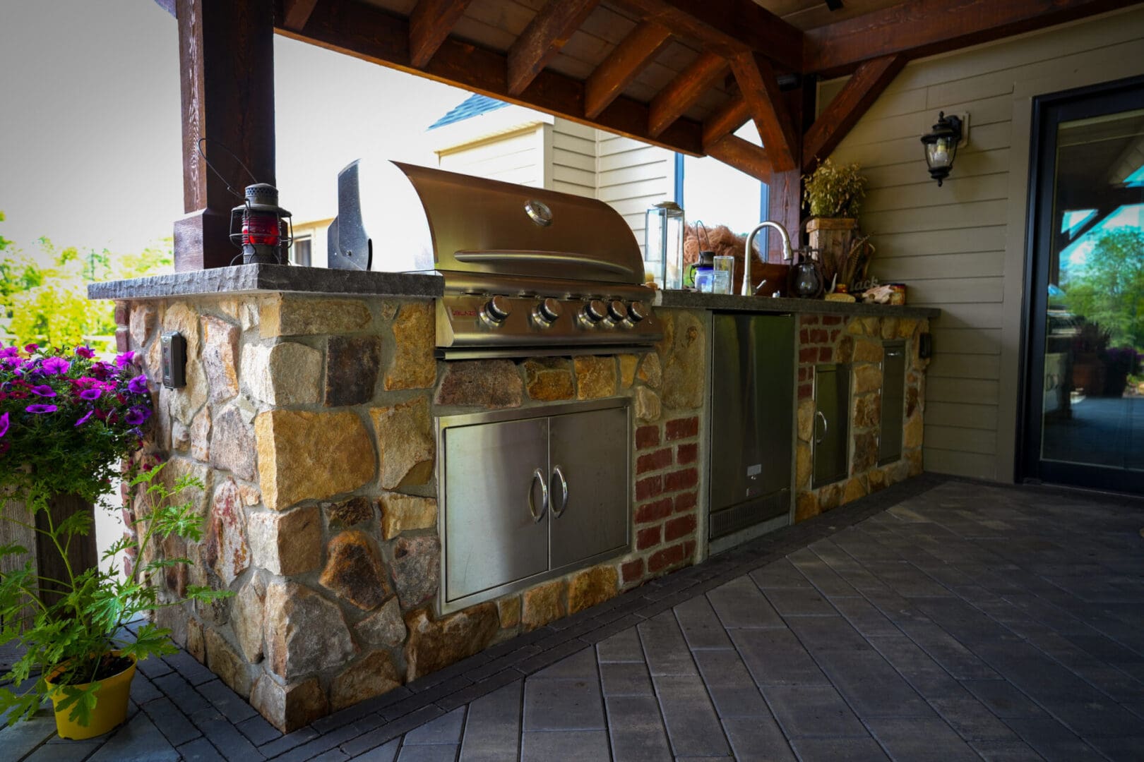 A grill and counter in an outdoor kitchen.